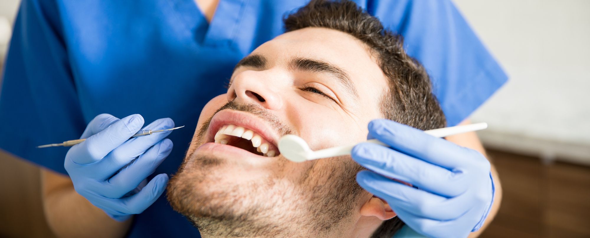 Paciente hombre en una endodoncia Borrachera Romero