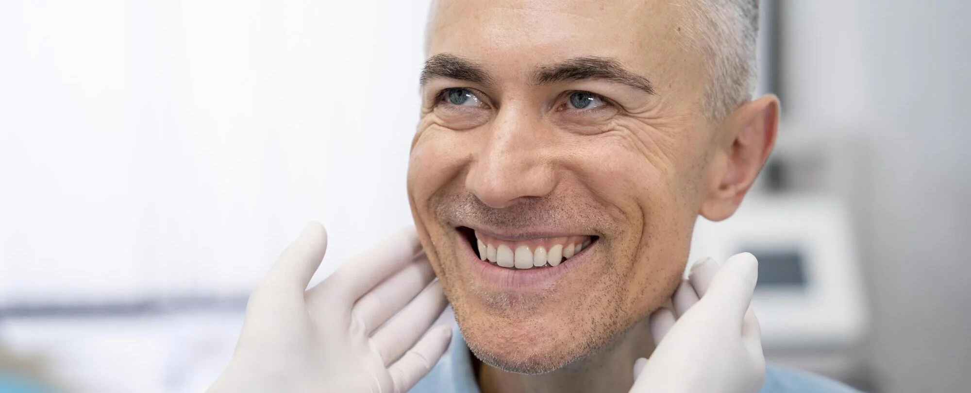 doctor-revisando-paciente implante dental bonachera romero